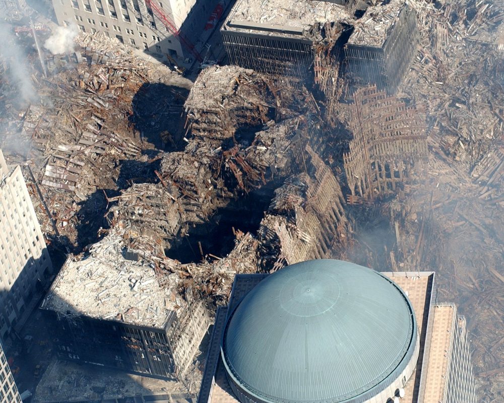 Imagem do Ground Zero, durante o atentado do 11 de setembro, data de lançamento de God Hates Us All